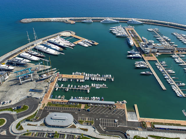 Porto turistico di Loano  Nuovi ormeggi area Maxi Yacht 