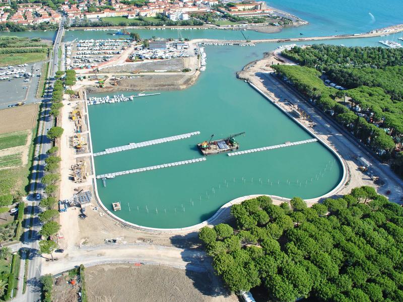  Vista della darsena interna con lavorazioni in corso